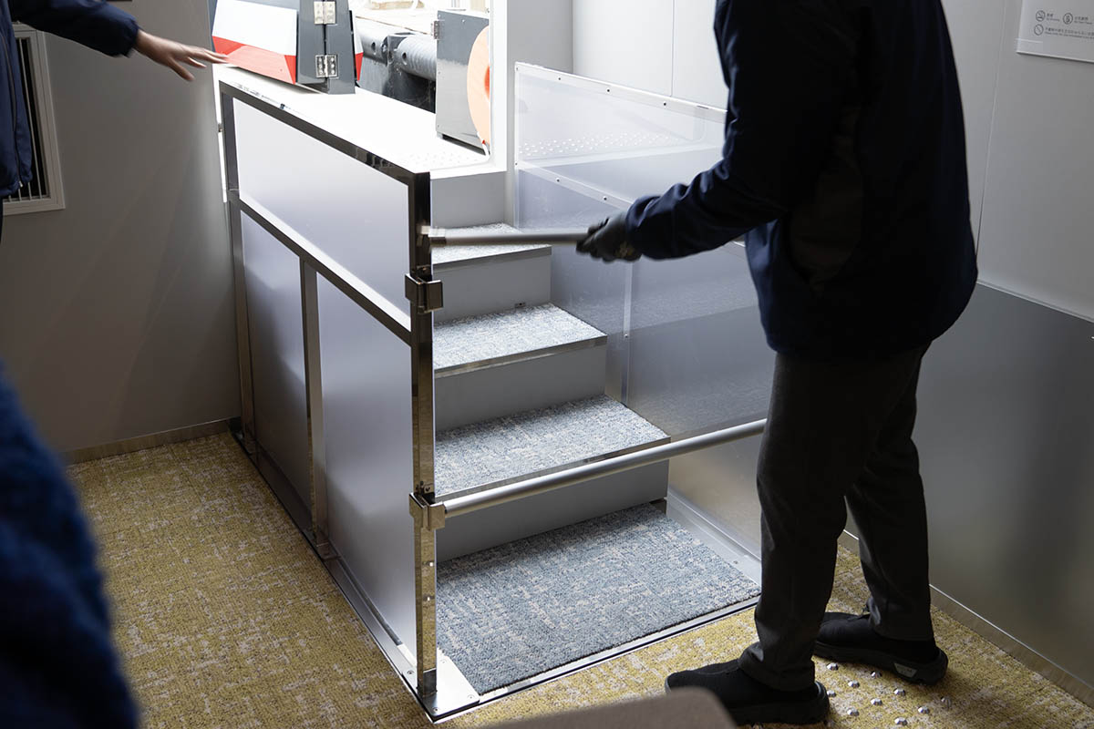 階段部分が昇降式になっており、車いすでの乗船を可能とする。デモは階段がある状態で行なっているが、車いすでの乗船の際は階段部分を取り外す