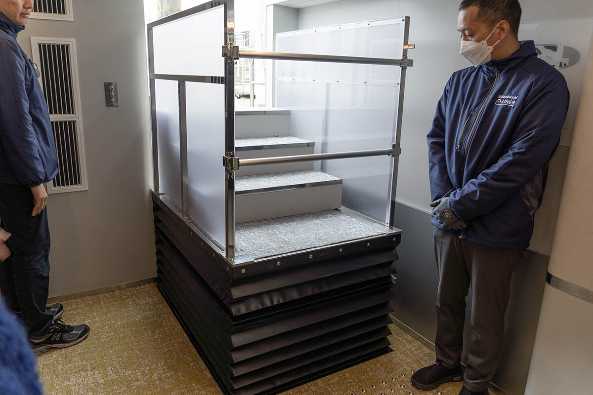 階段部分が昇降式になっており、車いすでの乗船を可能とする。デモは階段がある状態で行なっているが、車いすでの乗船の際は階段部分を取り外す