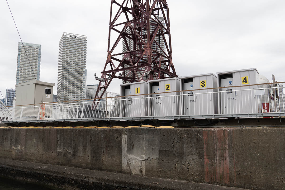 高圧受電設備(左)と4基の急速充電器