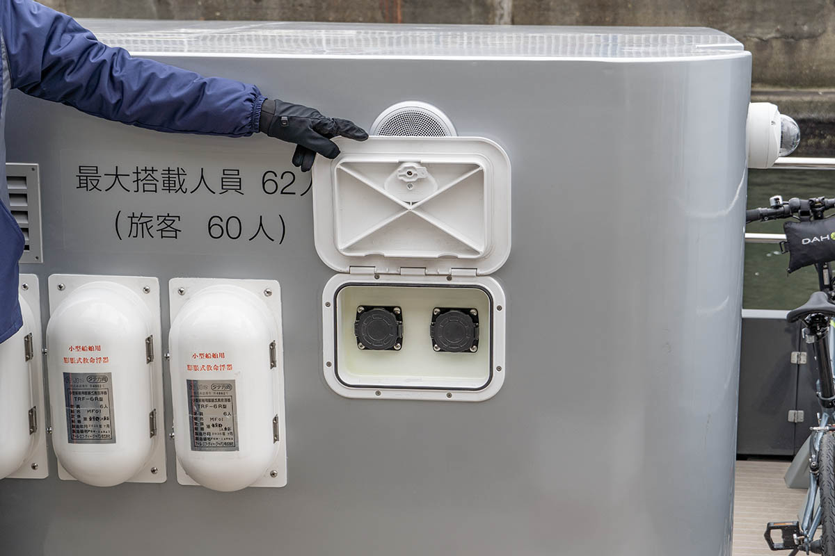 船舶には2つの充電口があり、充電時には急速充電器を2基同時に使う