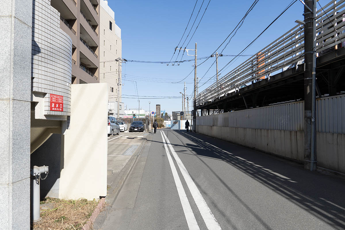京急川崎駅側から見た計画地へ至る道。突き当たりが計画地。今後アリーナへの動線が整備されるのであろう