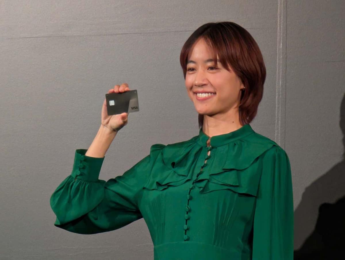 「三井住友カードVisa Infinite」のブランド説明会にて。同カードを手に持つのは女優でダンサーの石橋静河氏