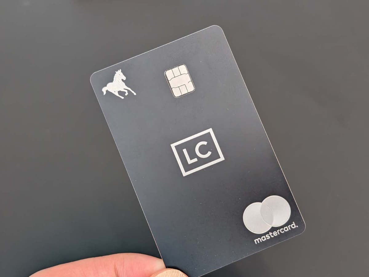 「競走馬馬主様専用提携Black Card」には競走馬の刻印がある