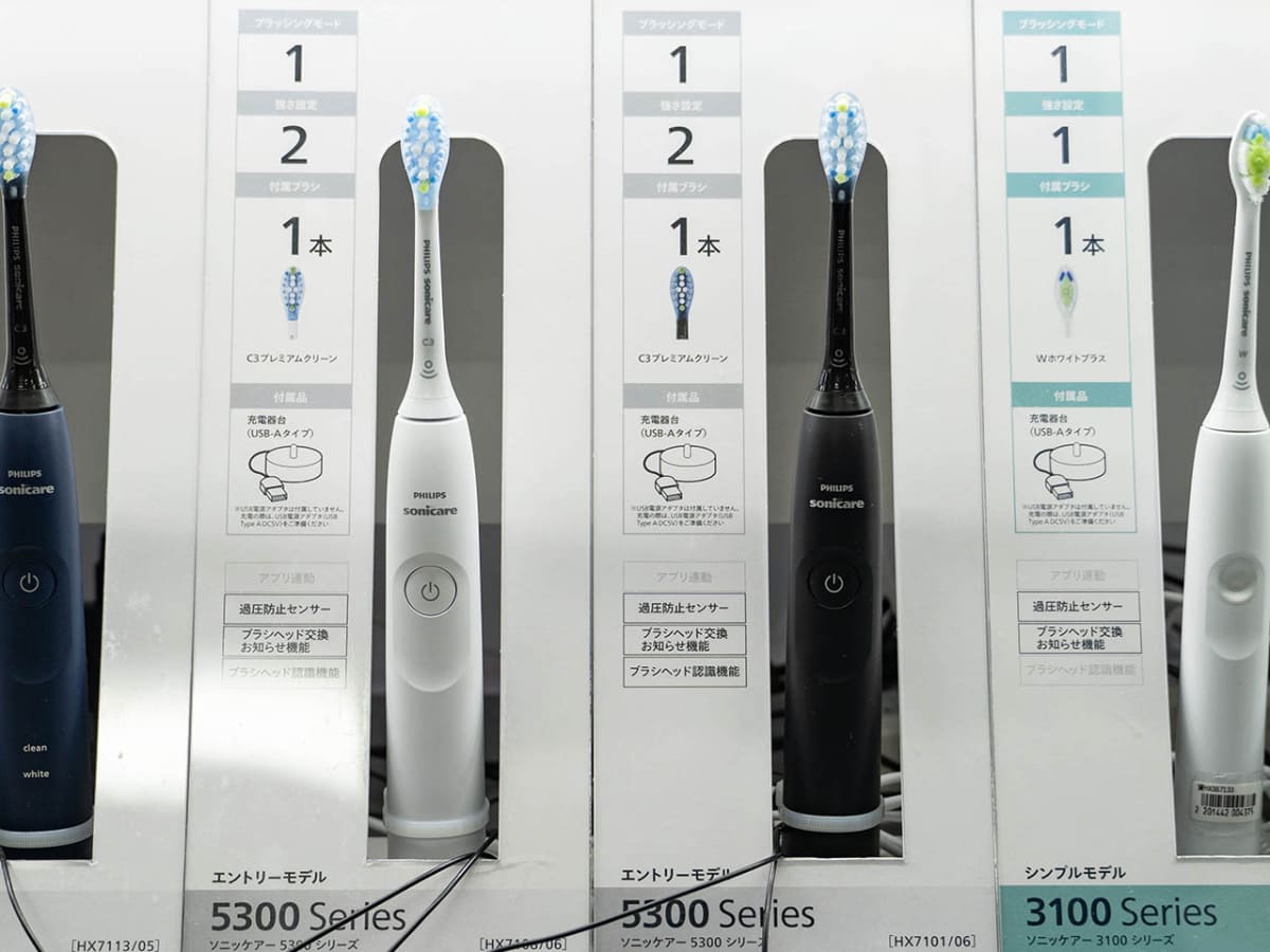フィリップス ソニッケアー 5300シリーズ。ホワイトがHX7108/06(14,270円)、ブラックがHX7101/06(10,650円)