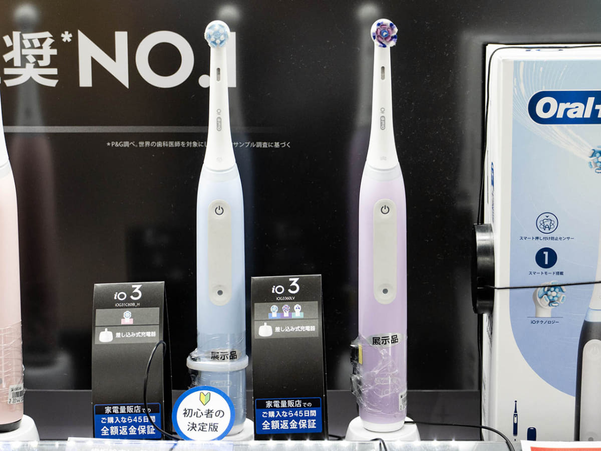 ブラウン オーラルB iO3。左はアイスブルー(14,800円)、右は3本の替えブラシ付きのヘルスパック ラベンダー(11,840円)