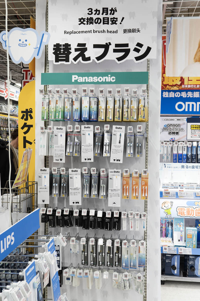 電動歯ブラシ売場の一角に設置された替えブラシコーナーは、目的のものを選びやすいようメーカー別に展示