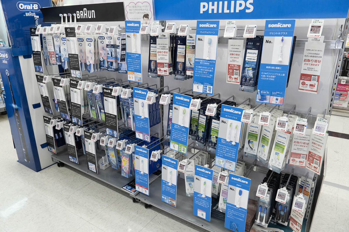 電動歯ブラシ売場の一角に設置された替えブラシコーナーは、目的のものを選びやすいようメーカー別に展示