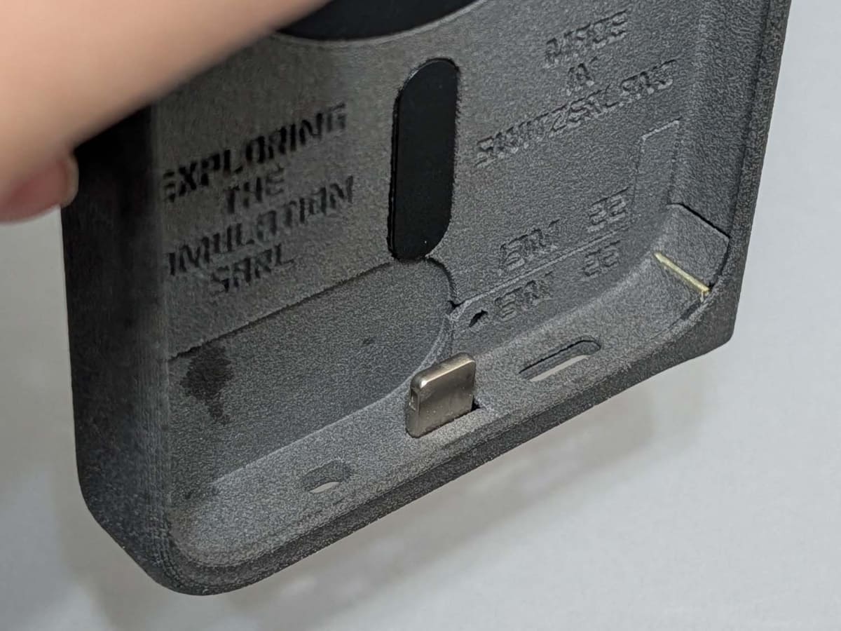 USB Type-Cポートは底面右側に、縦向きに配置されるという特殊なレイアウト