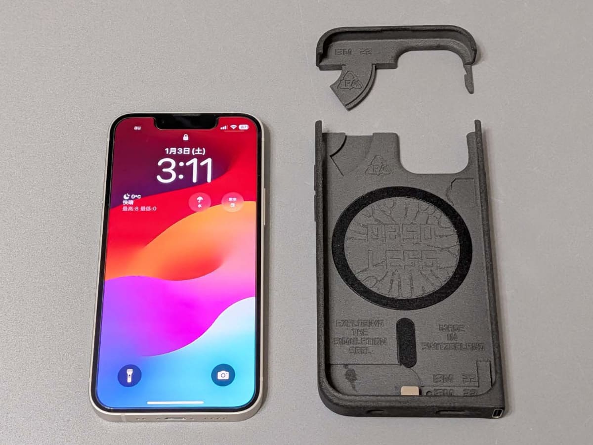 iPhone 13 miniとの対比。iPhoneを上からスロットインさせる仕組み
