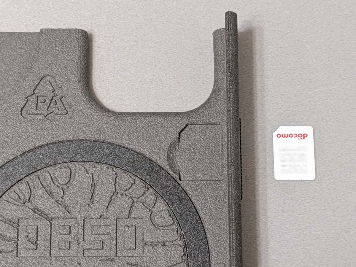 ケースの内側には予備のSIMカードをはめ込んで持ち歩くためのトレイがあります