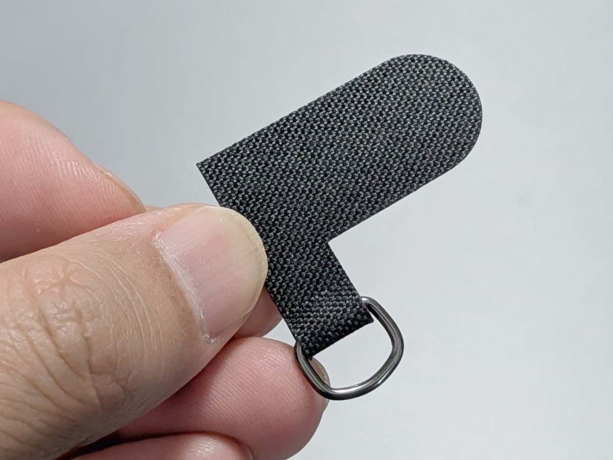 ストラップ取付用のフック。初回ロットでは標準添付でしたが現在は別売オプションに変更されています