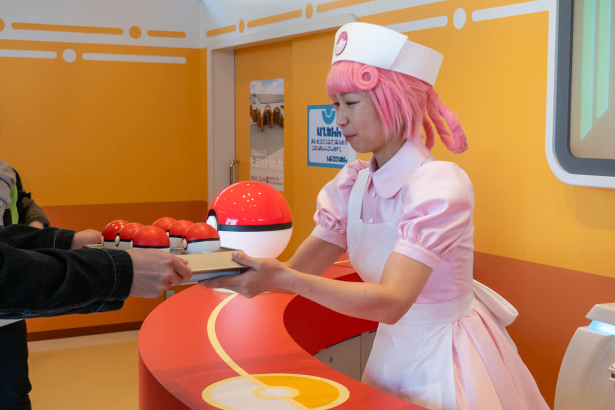 ポケモンセンターでは、ポケモンをジョーイさんに渡し、回復させることができる
