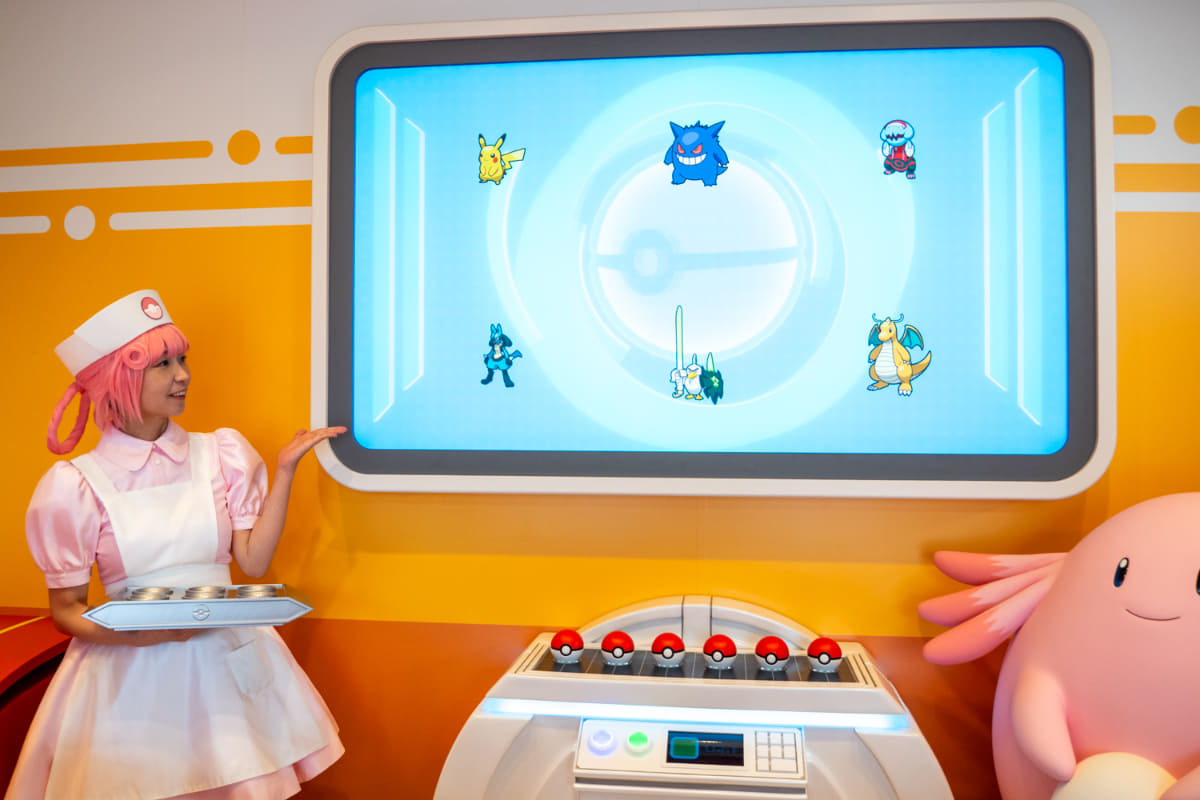 ポケモンセンターでは、ポケモンをジョーイさんに渡し、回復させることができる