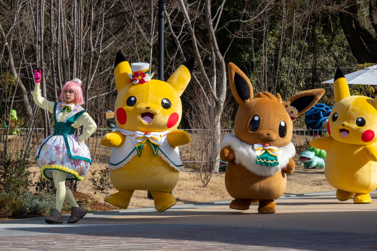 ピカチュウとイーブイが列になって登場