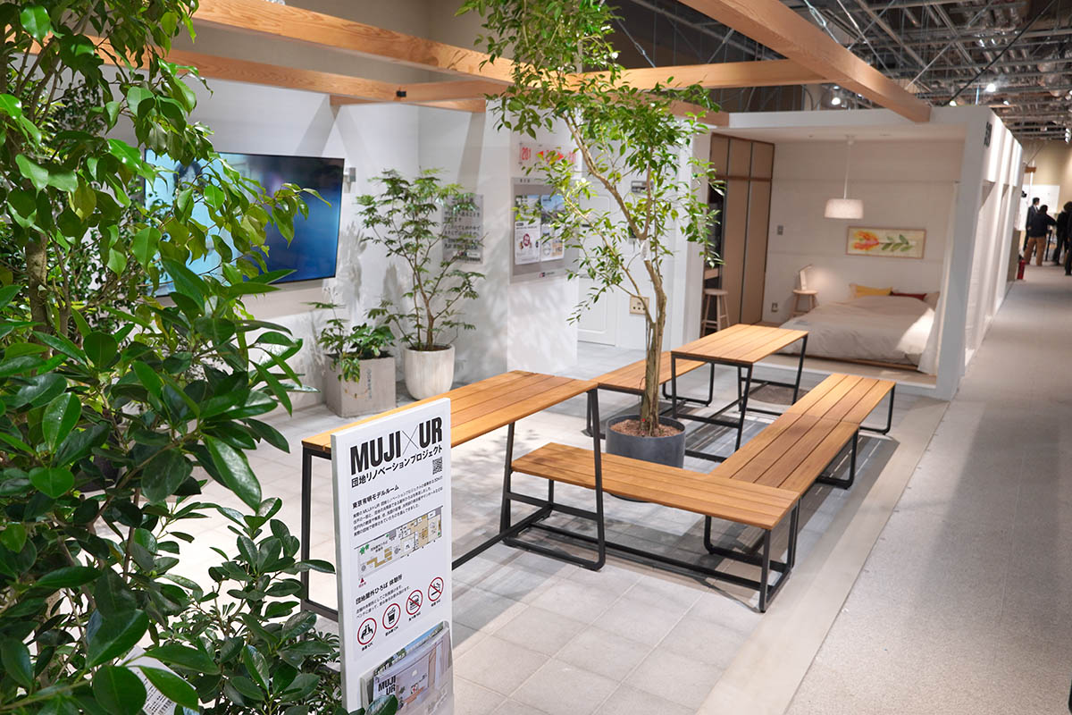 団地屋外ひろばエリア。奥に見えるベッドのある場所は住戸内のエリア