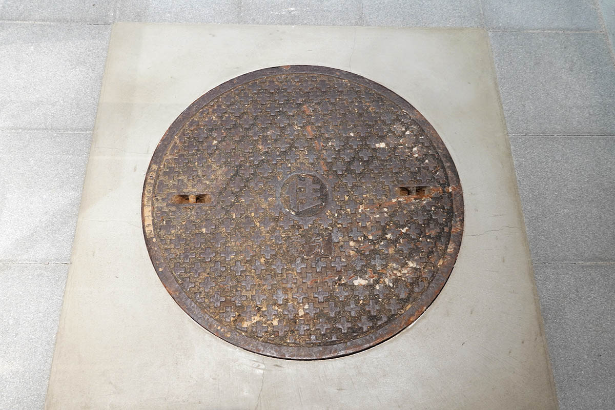 公団マークマンホール