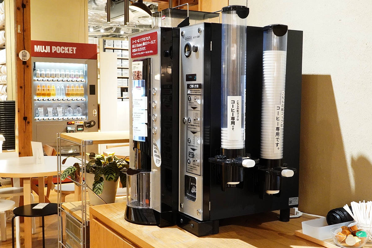 同じフロアに設置されたコーヒーマシン、自動販売機