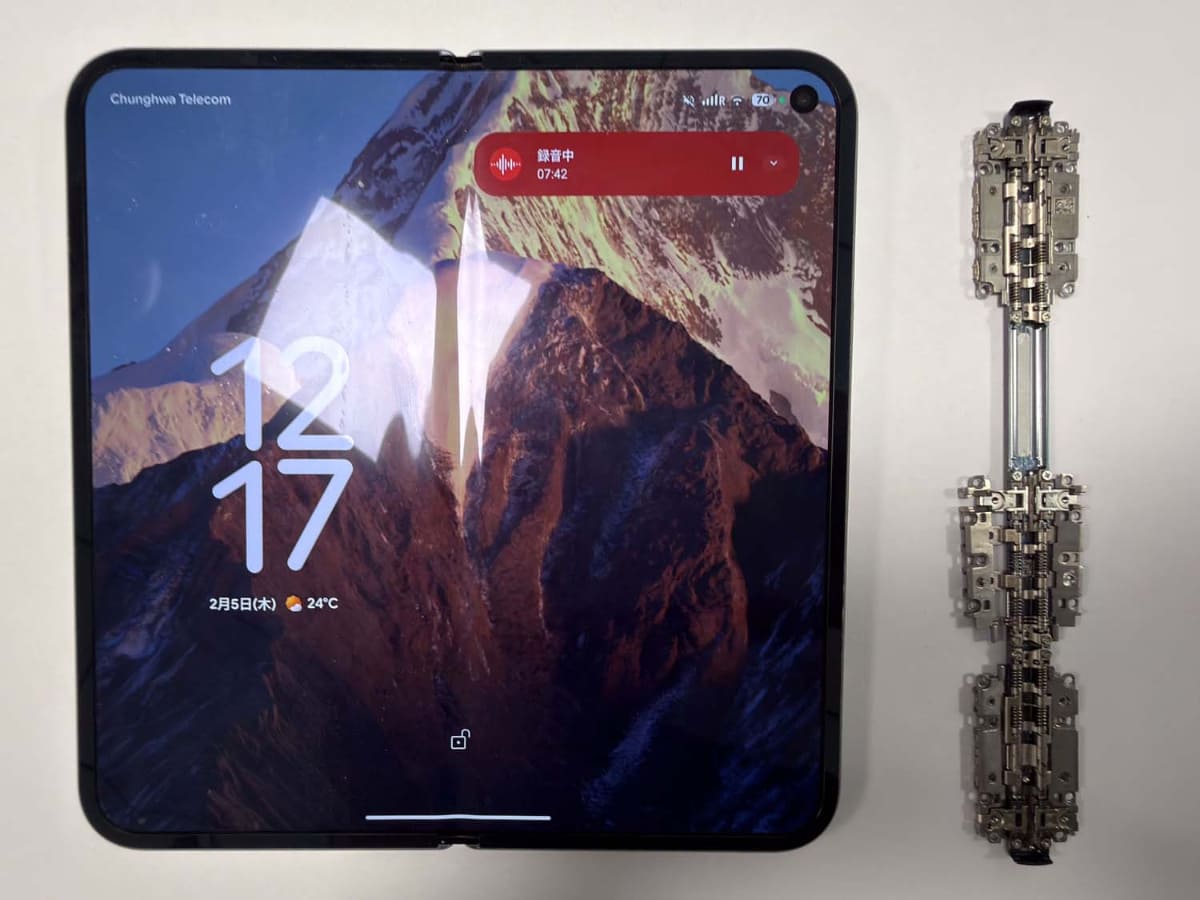 Pixel 10 Pro Fold実機と、その中のヒンジパーツ