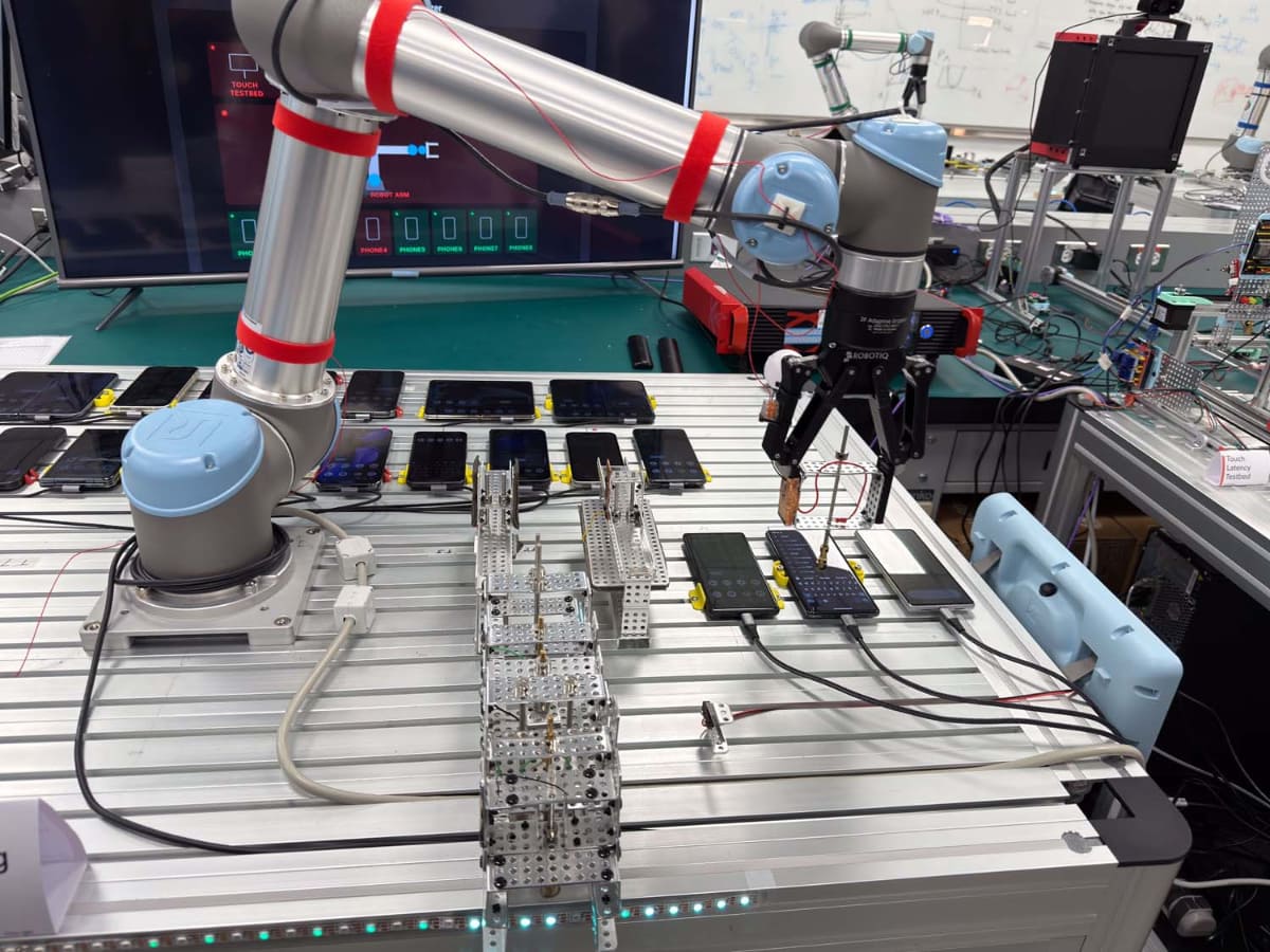 文字をタイプする様子などをテストするロボット。アタッチメント変更で多様なテストに対応