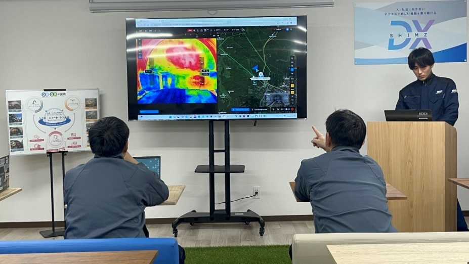 インフォメーションセンターから遠隔操作する様子