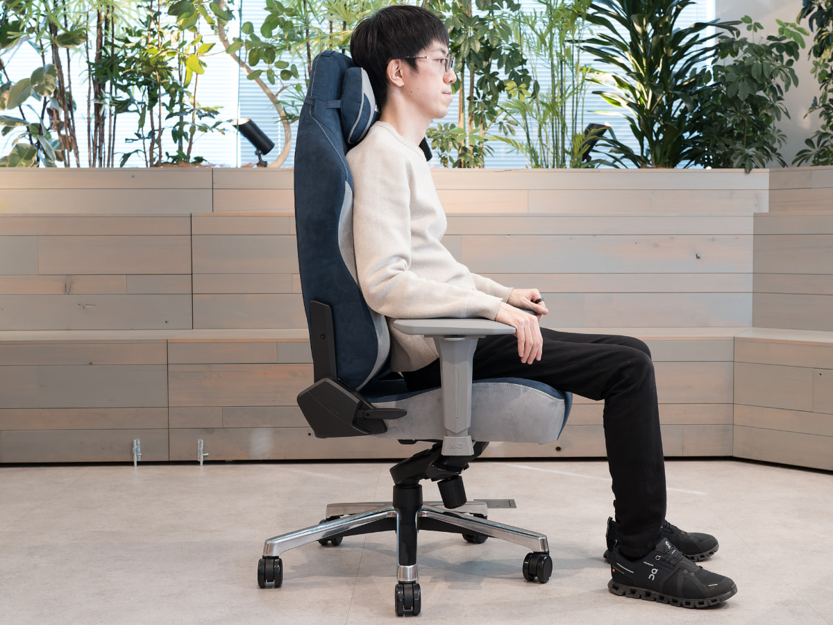 座ってみた。筆者の身長は179cm。少し底の厚いスニーカーを履いている