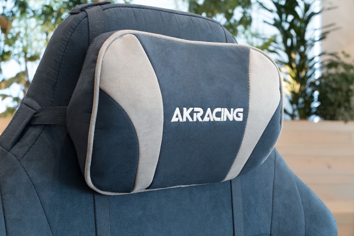 付属のヘッドサポート。ここにもブランド名が刺繍されている