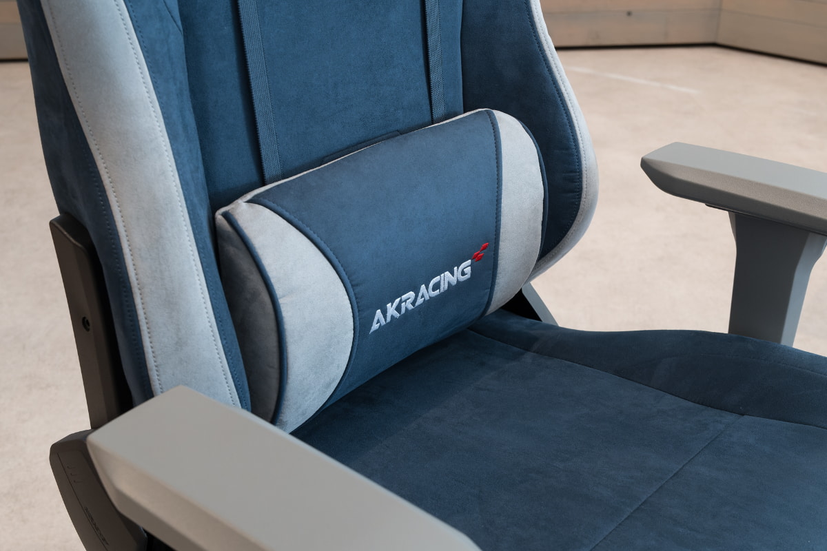 付属のランバーサポート。好みの高さに設置することができた。腰の包まれ感が魅力だが、より座面長を長くしたい人は取り外してもいいだろう