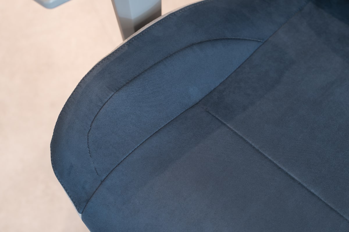 サイドの部分までスエード調。ブラッシングで日常的に手入れできるため、メンテナンス性にも優れているという