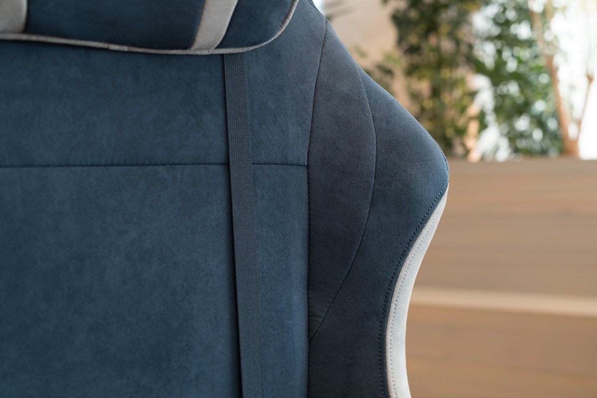 肩を包み込むセミバケットシート的な形状にレーシングを感じる