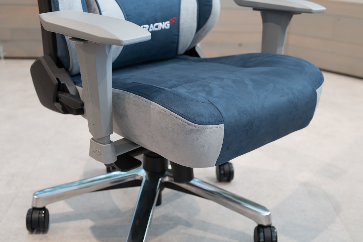 高密度ウレタンフォーム製のクッション。AKRacingの従来モデル以上に安定感ある座り心地とのこと