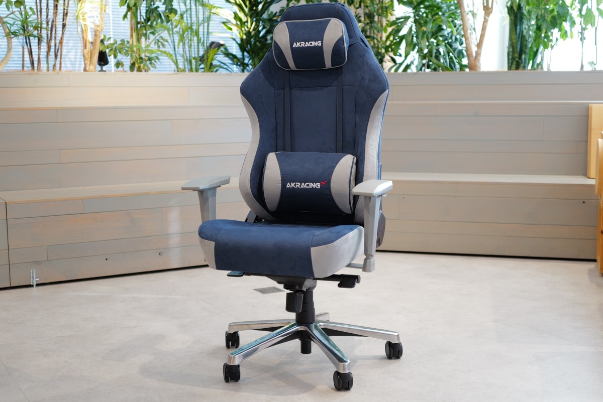 バイカラーのスエード調ファブリックには、現代のスーパーカー的な色気すら漂う