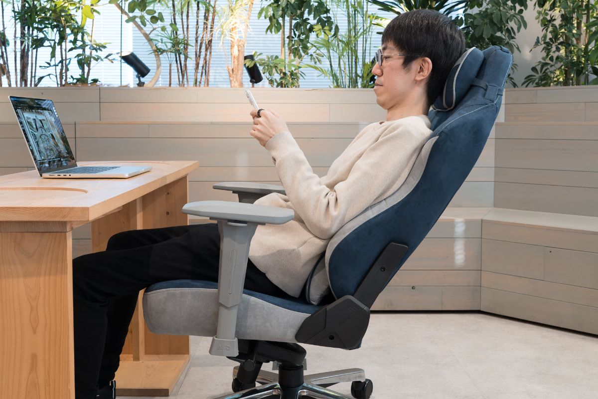 少しのリクライニングと、最大12°の座面チルトでユラユラしながらリラックス