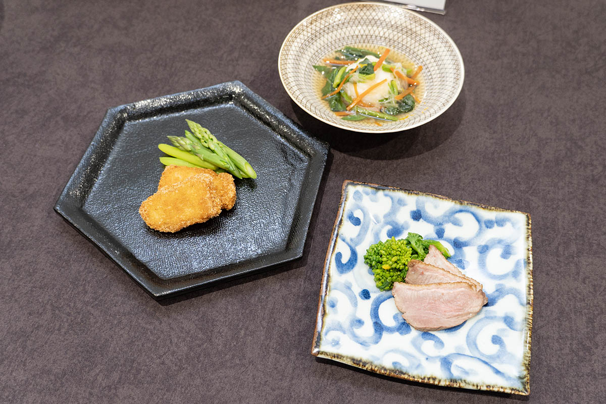笠原シェフによる鴨ロース 菜の花辛子和え、帆立しんじょう 季節の野菜あんかけ、鯛のおかき揚げ