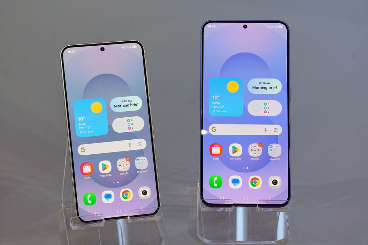 Galaxy S25(左)は、シリーズの中でもっともスタンダードな端末だが、10万円を超えるハイエンド端末だ