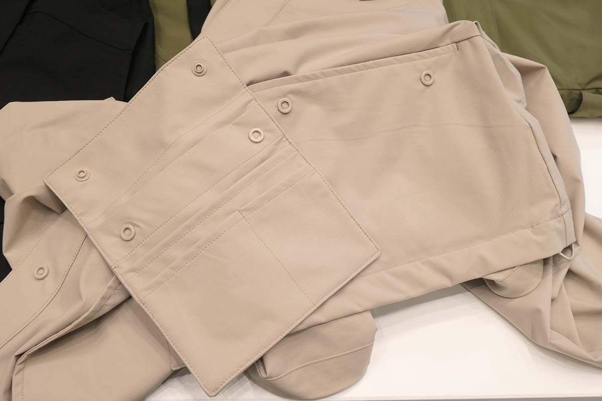 着脱可能なポケットは小物を入れられる