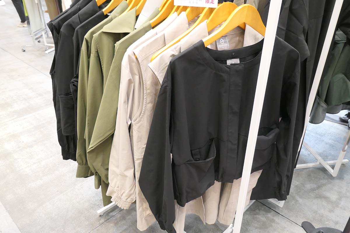 カラーはブラック、グレージュ、カーキグリーン