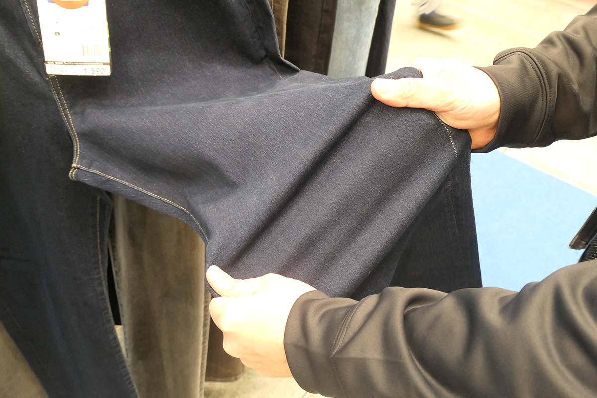 ストレッチ生地を採用