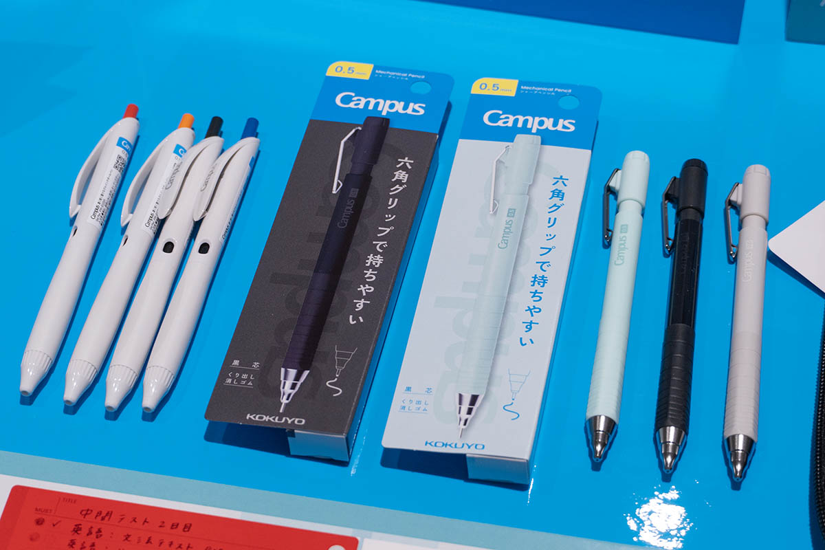 キャンパス 濃く軽く書けるゲルインクボールペン(左4本)と六角グリップで持ちやすいシャープペンシル