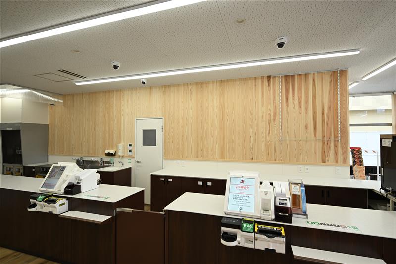 木材を使用したバックカウンターの壁面