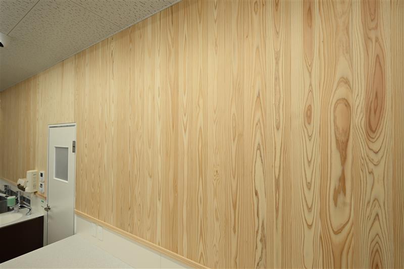 木材を使用したバックカウンターの壁面