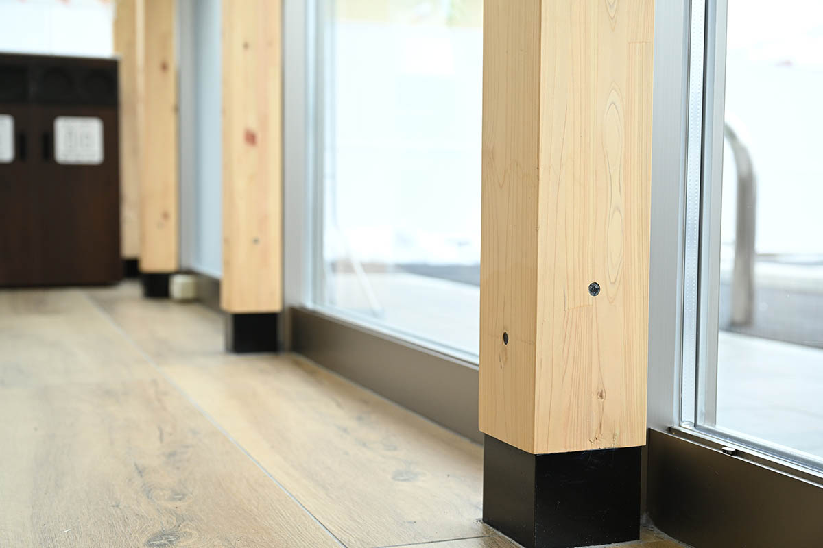 木材を使用した店内の柱