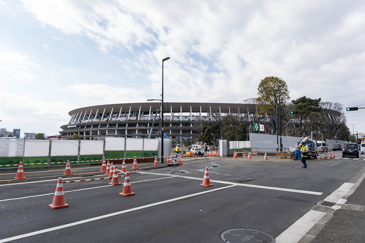 手前の建設現場の先には国立競技場が見える