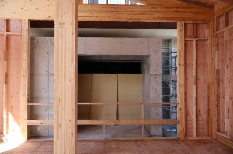 木構造に接続された火熱遮断壁