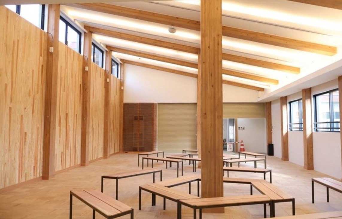 木のあらわしで仕上げた交流ホール