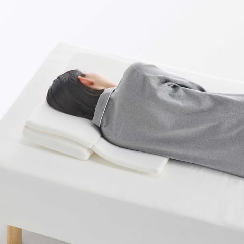 無印、折りたたみ式で高さ調整できる枕・寝返りを受け止める低め枕
