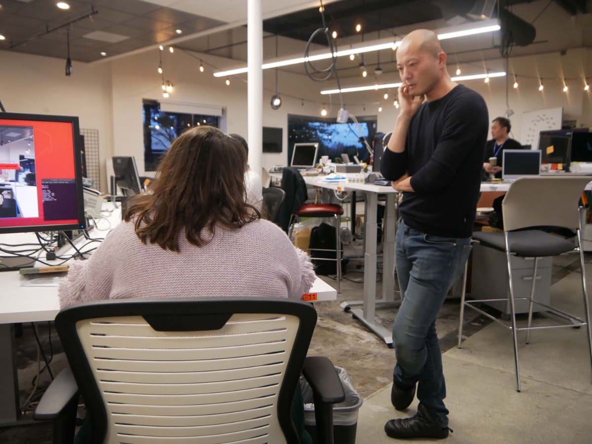 シリコンバレーのオフィスで社員と対話する馬場渉氏(2019年1月)