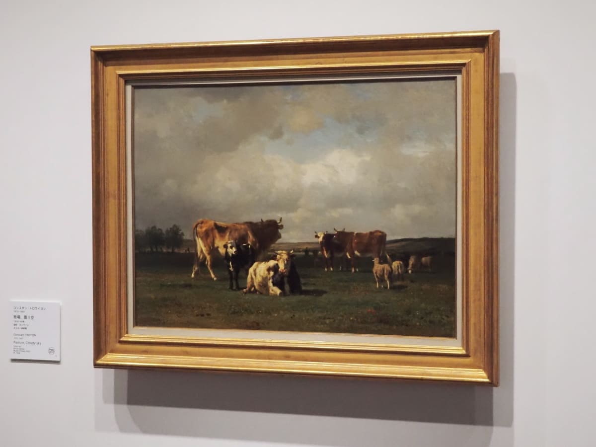 近づいて見るまでは「写真か?」と思うほど写実性の高いコンスタン・トロワイヨンの《牧場、曇り空》(オルセー美術館蔵)