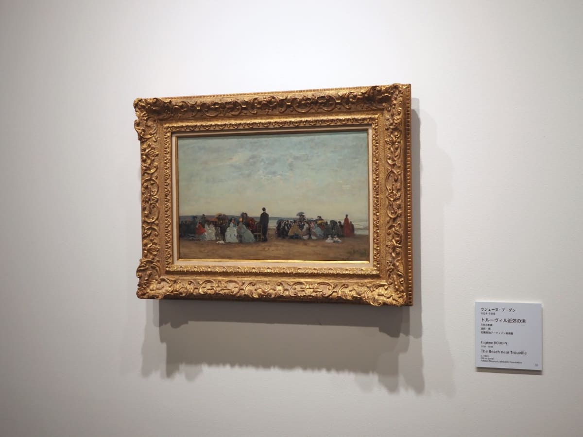 モネを風景画の道へと導いた、師であるウジェーヌ・ブーダンの作品《トルーヴィル近郊の浜》(石橋財団アーティゾン美術館蔵)