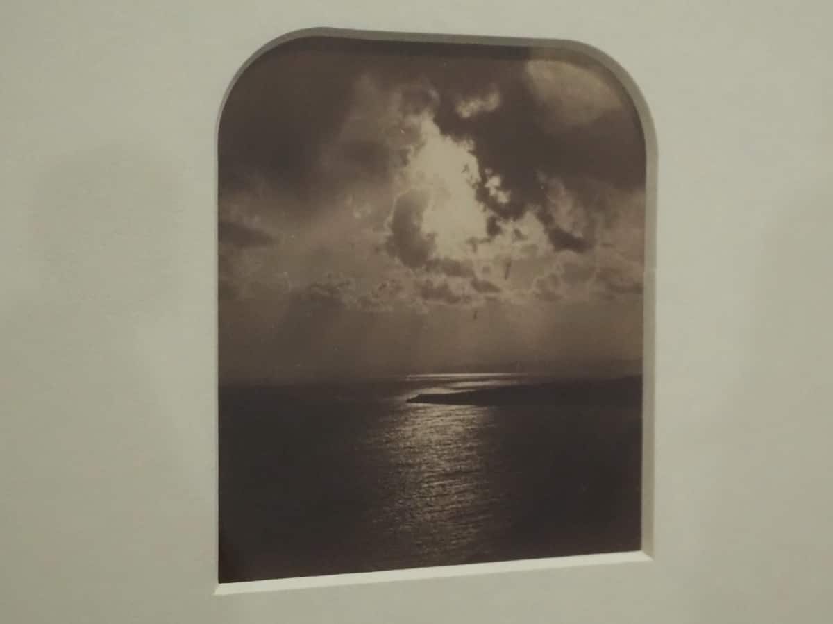 素通りしそうになったが、A・フォンセルが1870年頃に撮ったという《海》(オルセー美術館)。150年前の鷄卵紙の写真でも、この仕上がりなのかと2度見してしまった。光もだが空気感まで伝わってくる