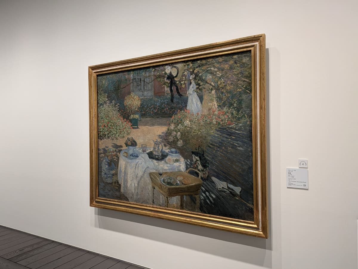 近代的というか、1873年頃のクロード・モネの家族の平凡な日常をモティーフにしている《昼食》(オルセー美術館蔵)。左下に描かれているのは、長男のジャン